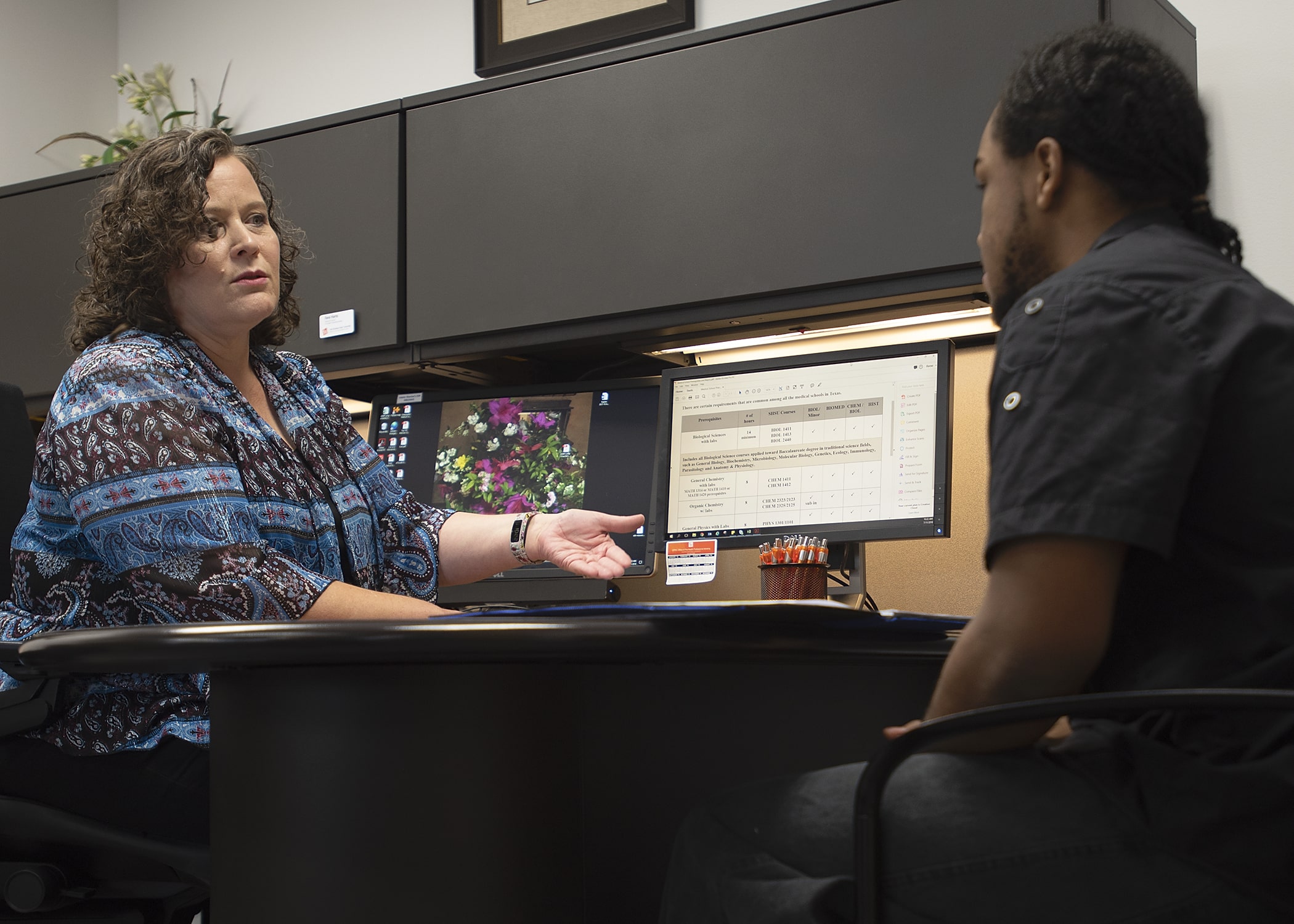 A SAM Center advisor helping a student select classes for the next semester.